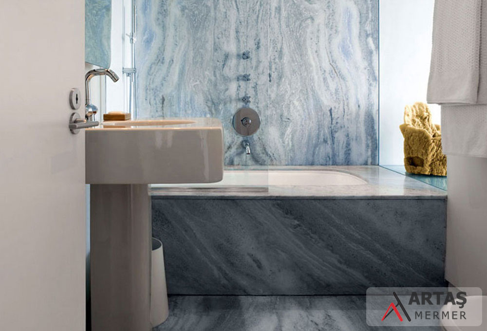 Cipollino Mermer ile tasarlanan yeşil banyo ve küvet uygulaması Cipollino Mermer ile tasarlanan yeşil banyo ve küvet uygulaması
